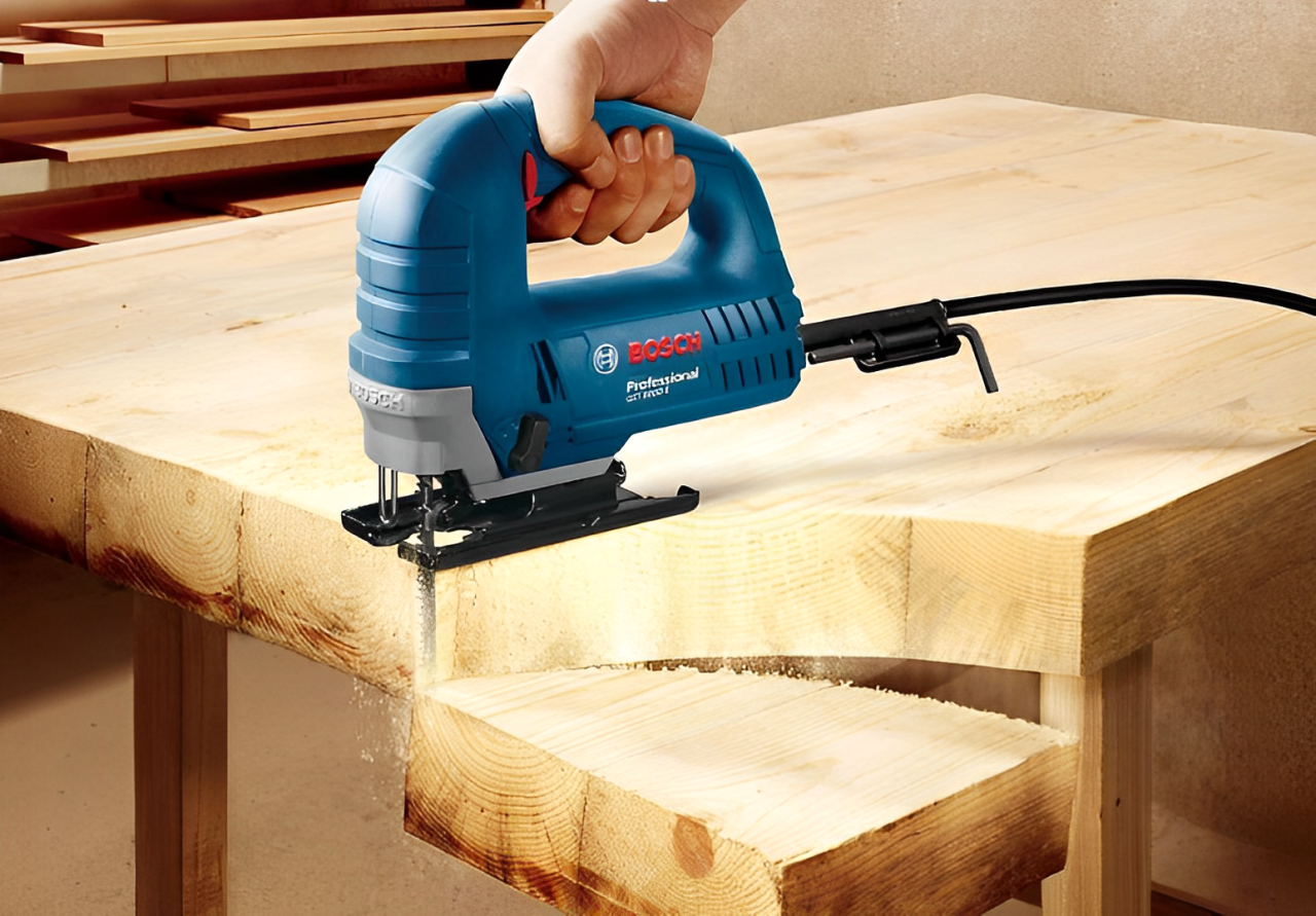 Электрический лобзик Bosch в работе.